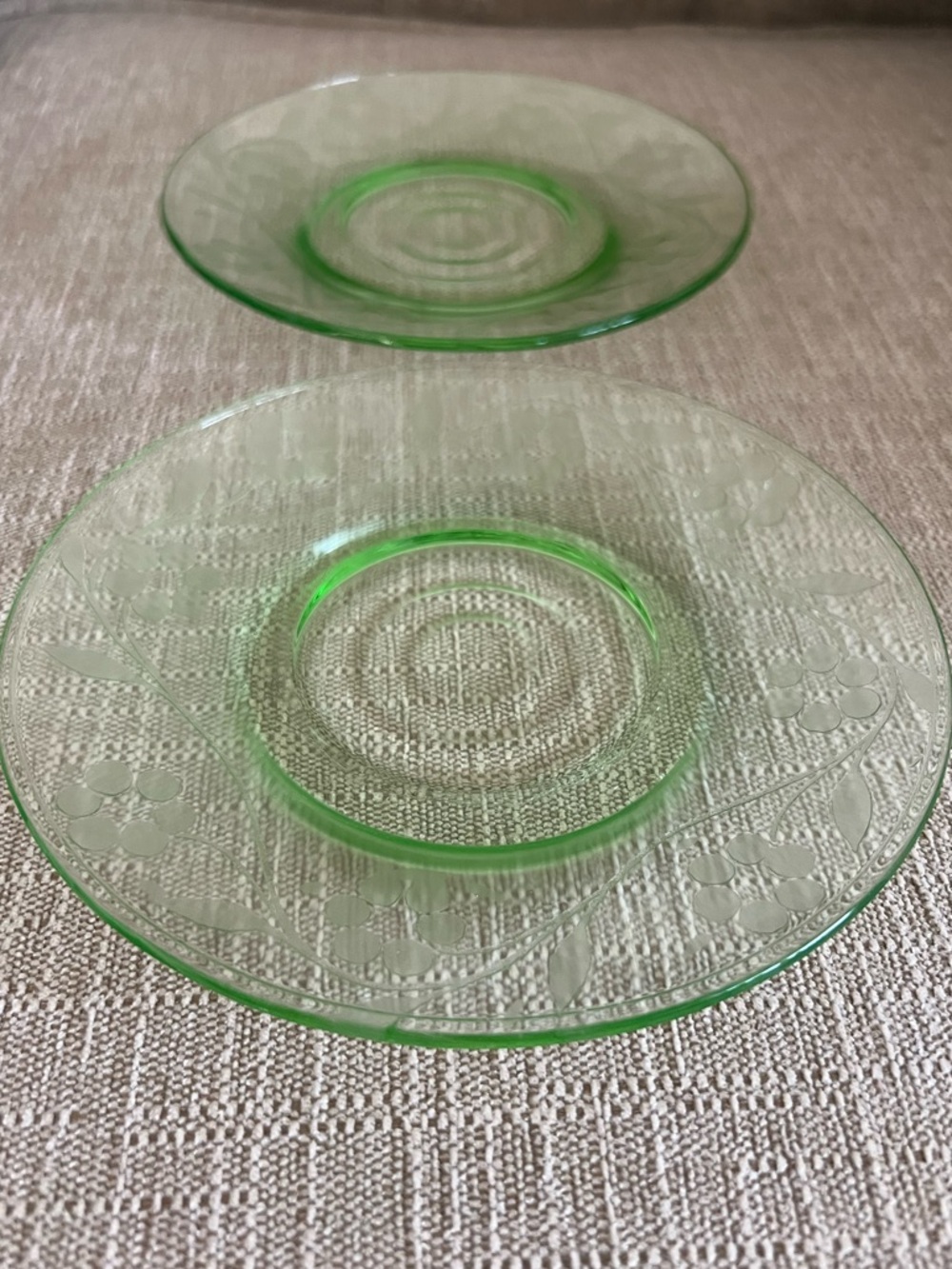“Glowy Glass” 2 Uranium saucers/small plates with pretty etched design - Picture 4 of 7